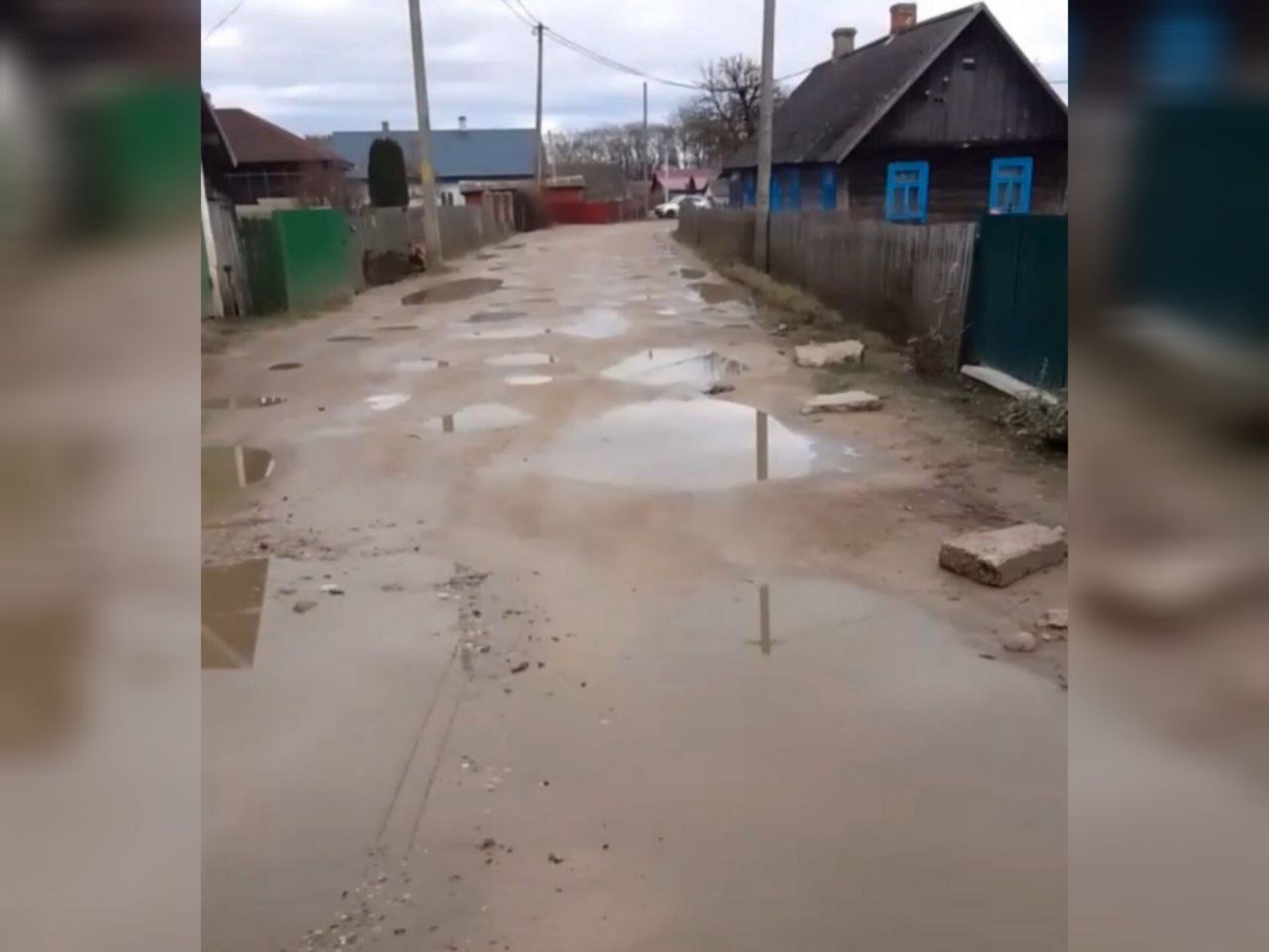 Вясковае бездарожжа: жыхары Міхнавіч скардзяцца на стан дарожнага пакрыцця некаторых вуліц