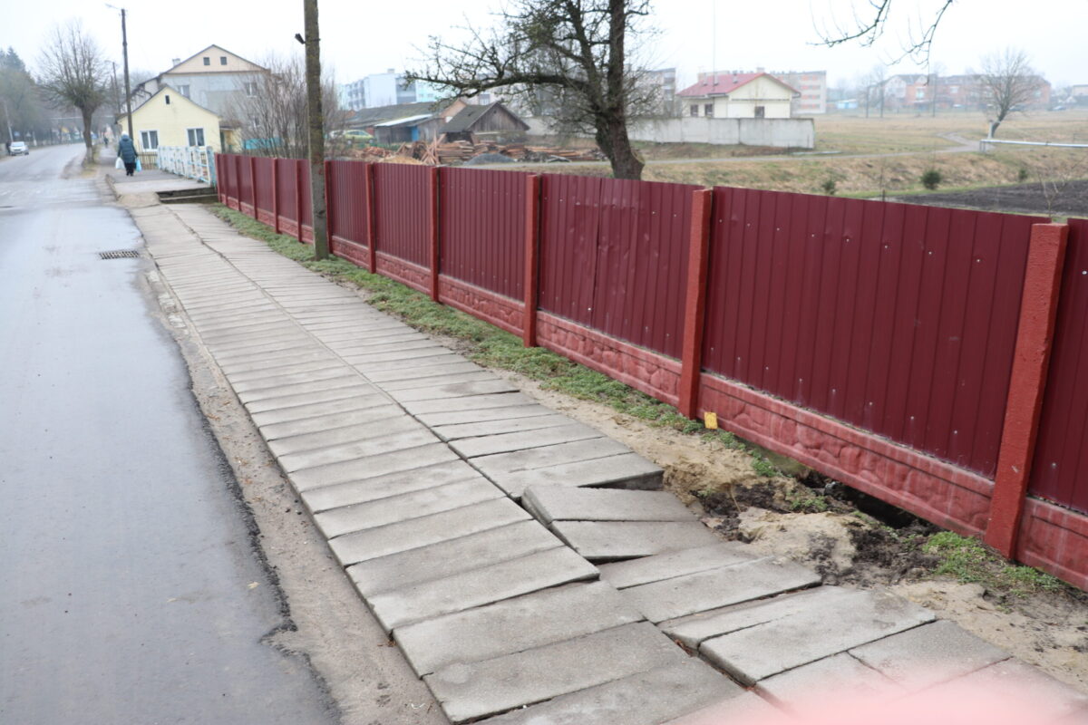 Цячэ вада ў агарод… Вулічнае добраўпарадкаванне і дажджы сталі прычынай падтаплення прыватнага двара ў Косаве