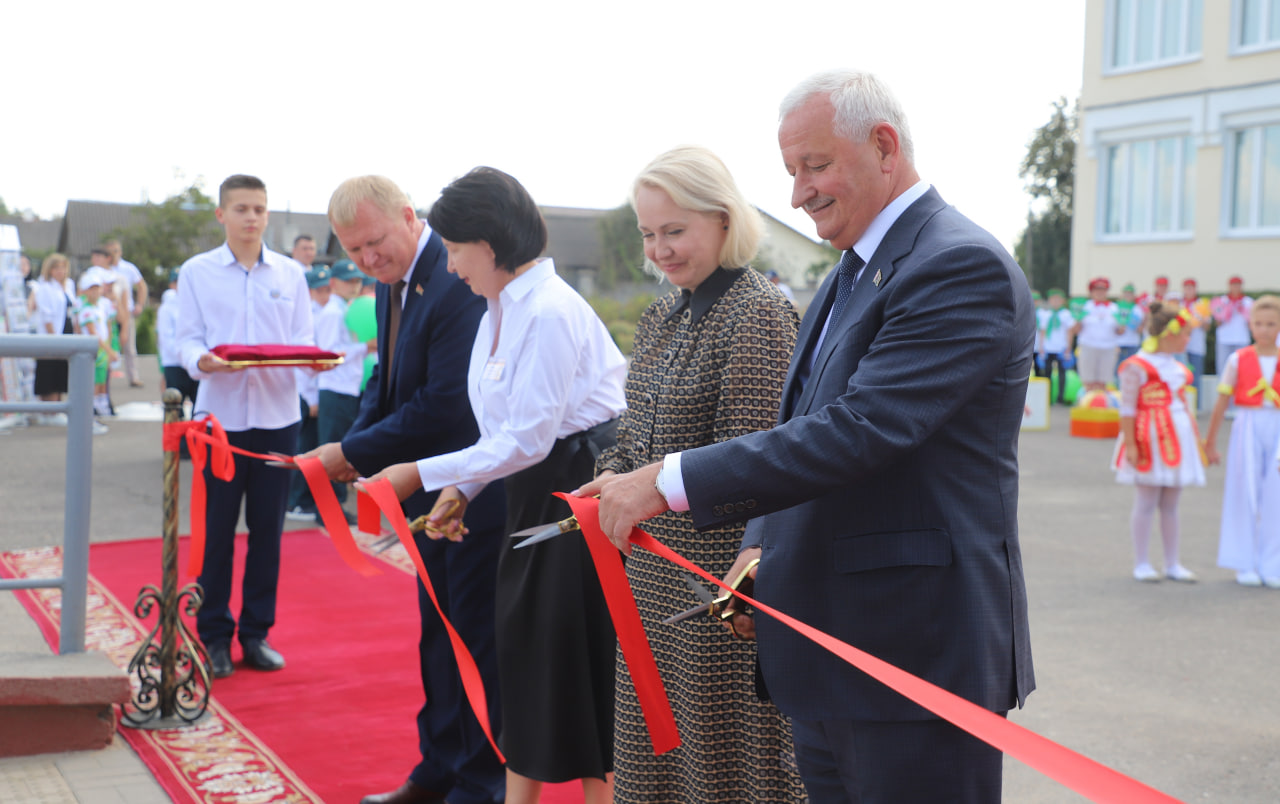 ПОЧЕТНЫЕ ГОСТИ ДНЯ БЕЛОРУССКОЙ ПИСЬМЕННОСТИ ОТКРЫЛИ В ИВАЦЕВИЧАХ КАБИНЕТ КОМПЬЮТЕРНОЙ ТОМОГРАФИИ И СПОРТПЛОЩАДКУ СШ № 1