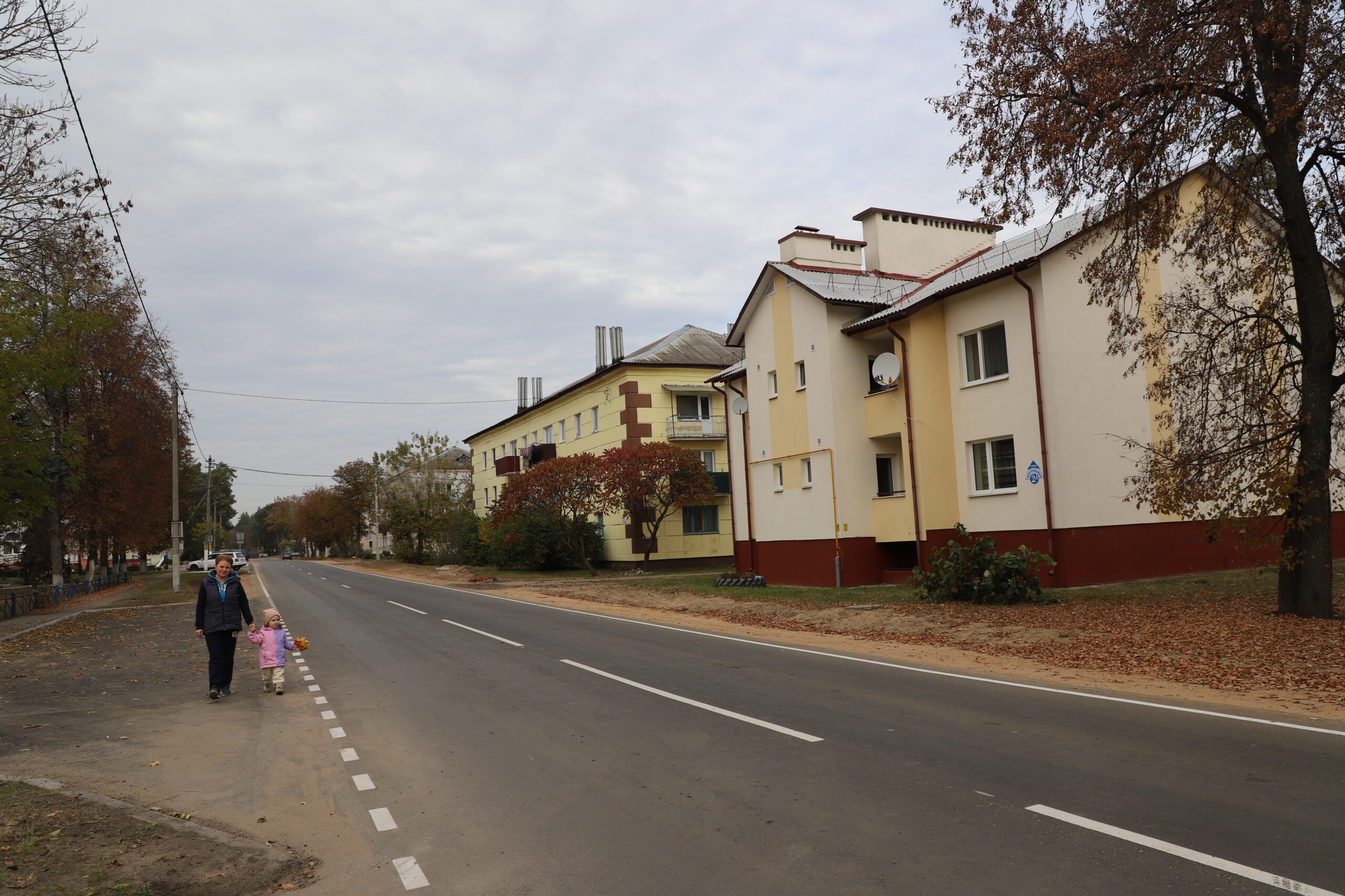 Долгожданный асфальт пришел на улицу Центральную в поселке Зеленый Бор