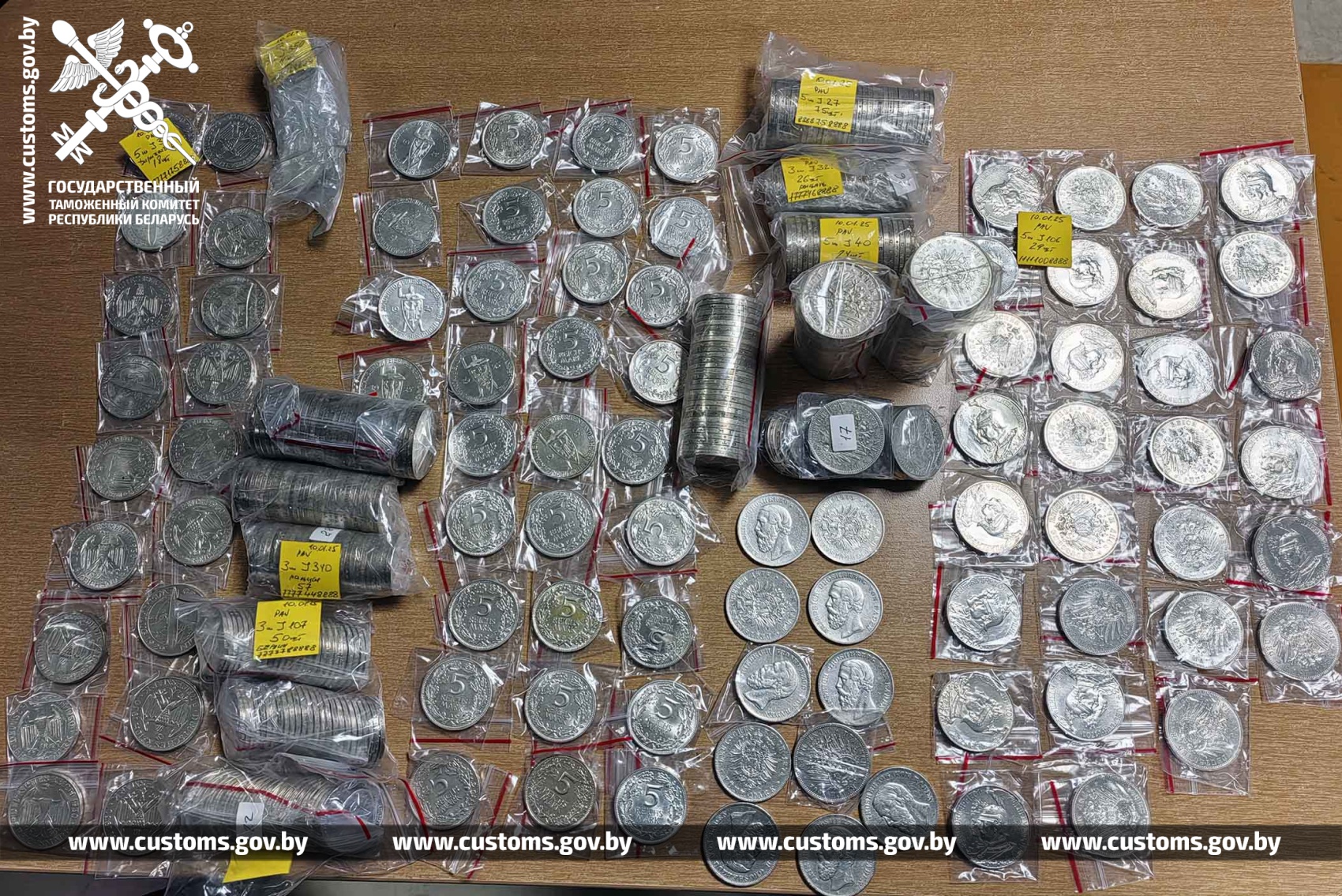 Водитель рейсового автобуса спрятал 450 серебряных монет различных номиналов и годов выпуска