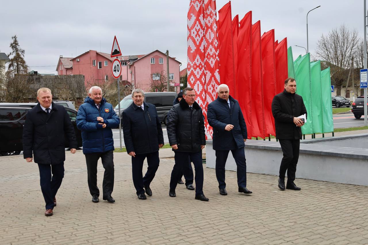 ФОТОФАКТ. Сегодня Ивацевичи принимают победителей ежегодного областного соревнования за достижение высоких показателей в производстве продукции животноводства