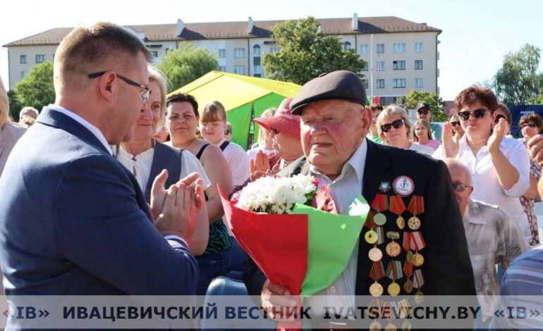 Празднование Дня Независимости Республики Беларусь продолжилось торжественным концертом на площади у райисполкома