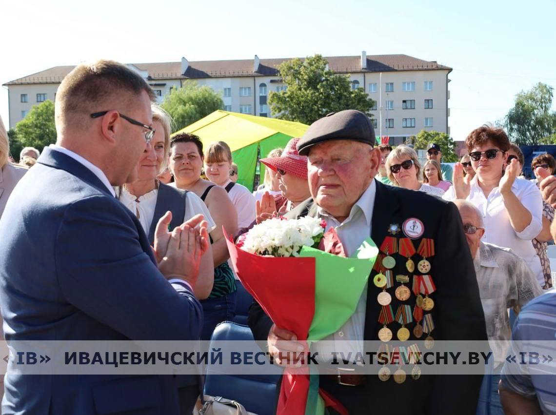 Празднование Дня Независимости Республики Беларусь продолжилось торжественным концертом на площади у райисполкома