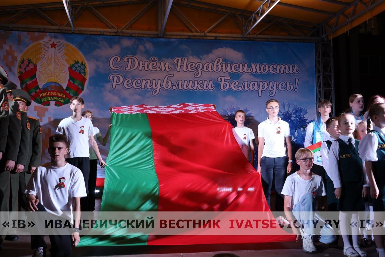 ФОТОФАКТ. Жители и гости Ивацевич присоединились к общереспубликанской акции «Поем гимн вместе»