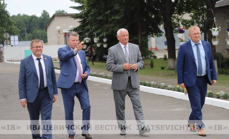 Глава Брестской области Пётр Пархомчик и заместитель председателя облисполкома Вадим Ольшевский – с рабочим визитом на Коссовщине