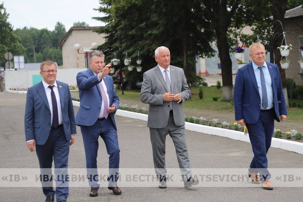 Глава Брестской области Пётр Пархомчик и заместитель председателя облисполкома Вадим Ольшевский – с рабочим визитом на Коссовщине