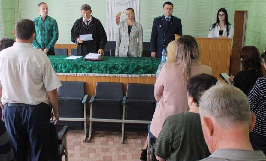 Две работницы для хищения денег у сельхозпредприятия Ивацевичского района вступили в сговор – обе получили лишение свободы со штрафом