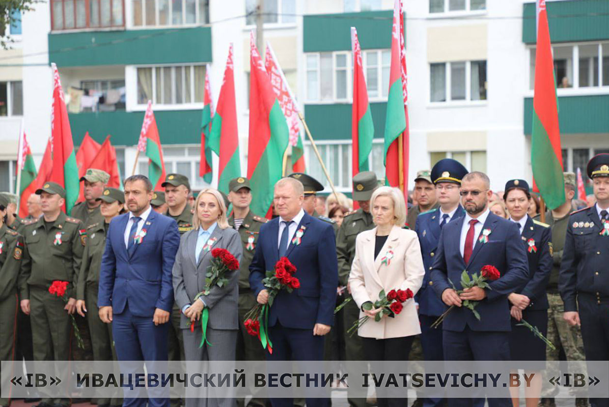ФОТОФАКТ. Праздничные мероприятия, посвященные Дню народного единства, стартовали с возложения цветов к памятнику воинам-освободителям и партизанам в сквере Победы г. Ивацевичи