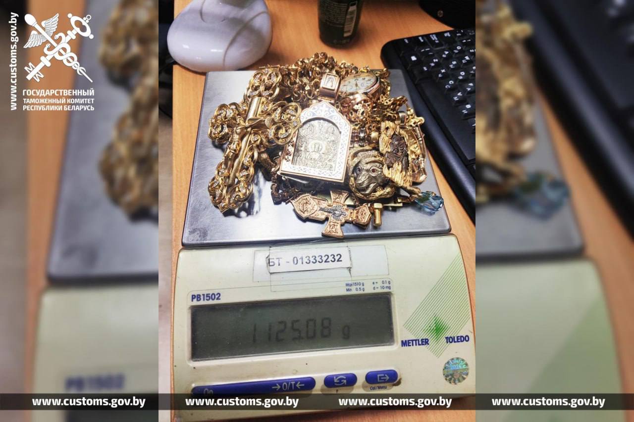 Скрытые драгоценности обнаружили таможенники у пассажирки автобуса на пункте пропуска «Брест»